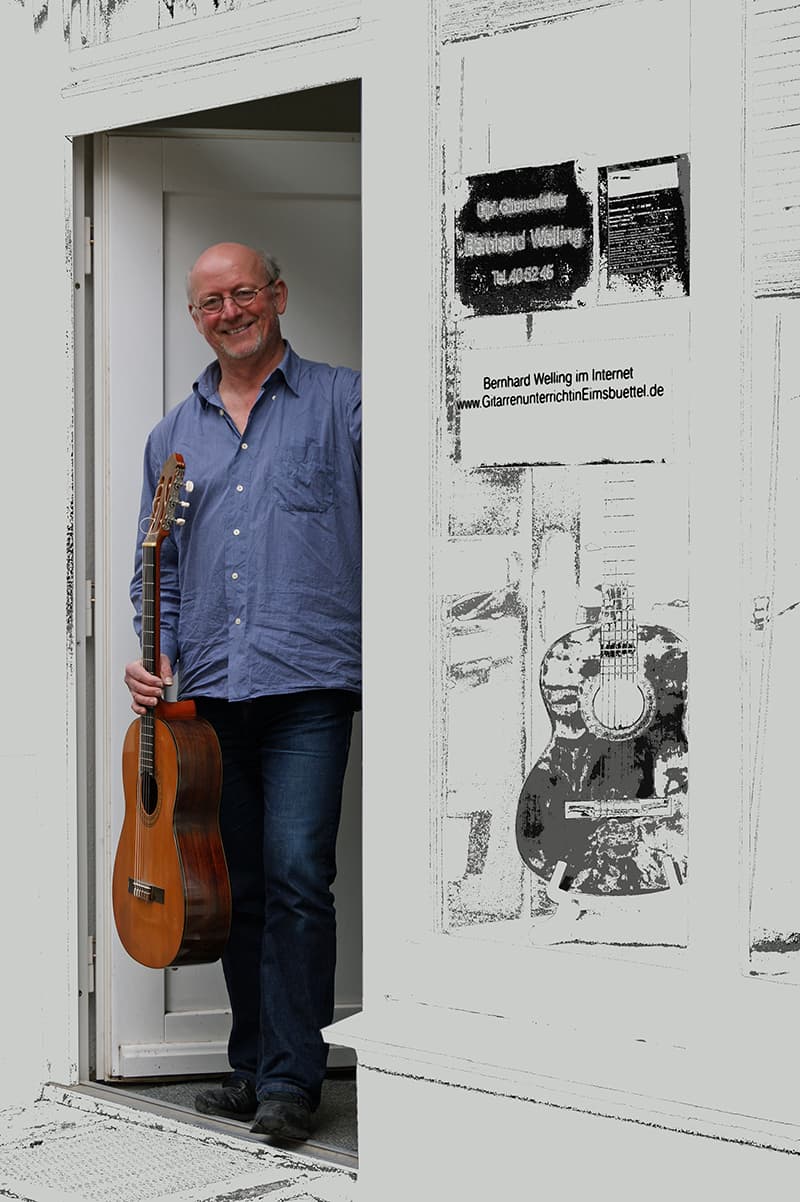 Portraitfoto von Gitarrenlehrer Bernhard Welling vor seinen Unterrichtsräumen für Gitarrenunterricht in Hamburg Eimsbüttel
